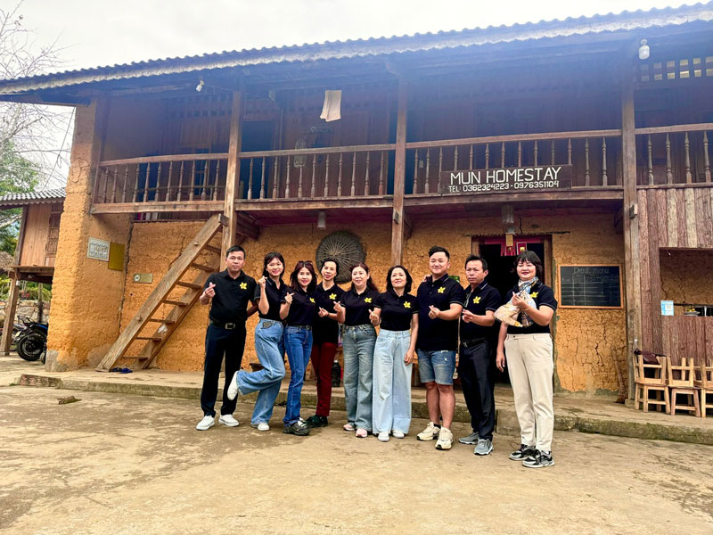 Khách du lịch trải nghiệm tại homestay Nặm Đăm, Quản Bạ